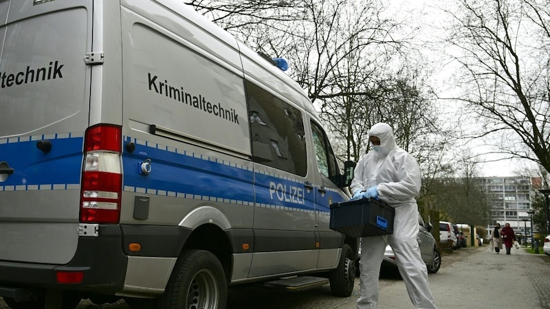 Adli tıp teknisyenleri Klette'nin Berlin'deki dairesinde iş başında (Bild: glomex)