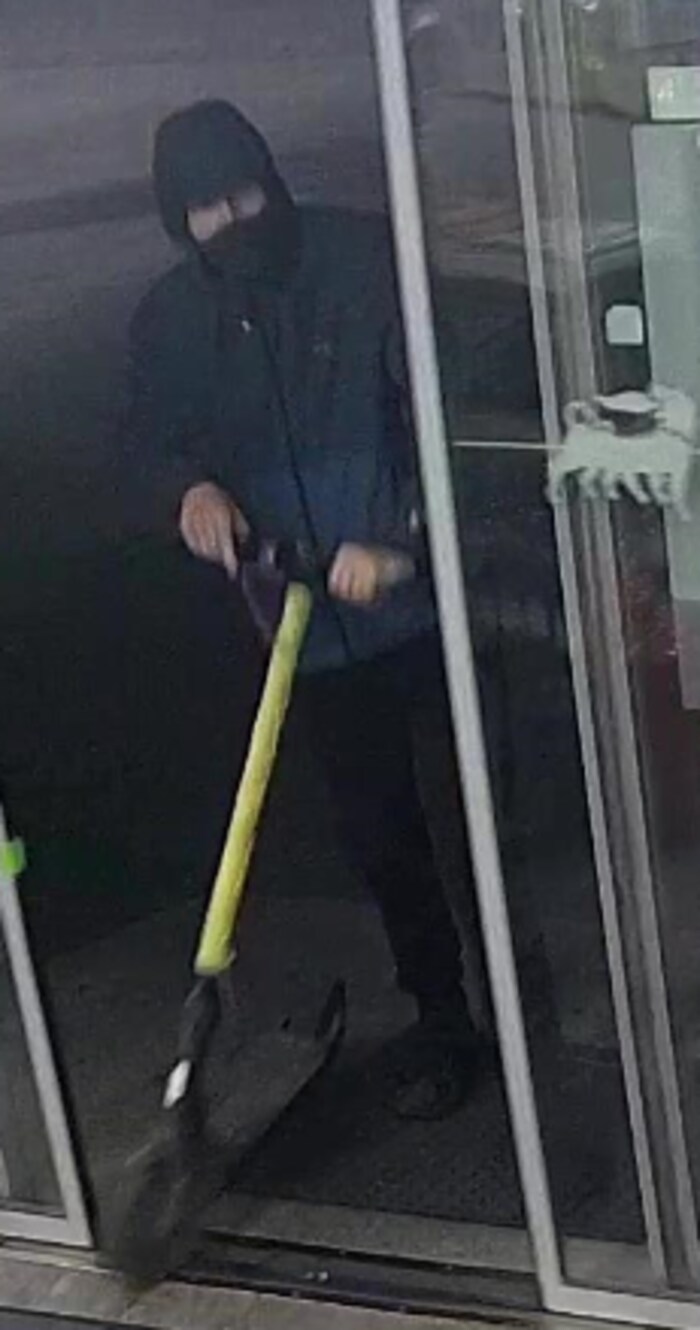 Der Verdächtige auf seinem E-Scooter