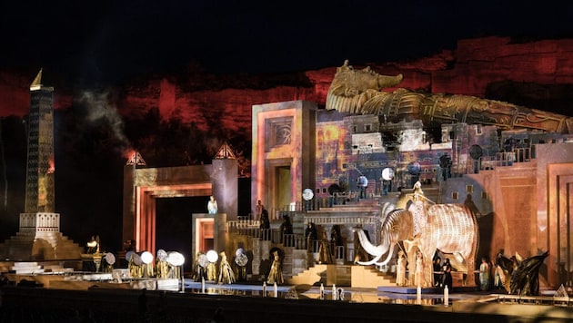 Die gigantische Bühne spielt alle Stückeln – samt Obelisk, Pharaonen-Sarkophag, Riesenelefant und Wasserfontänen (Bild: Oper im Steinbruch/Tommi Schmid)