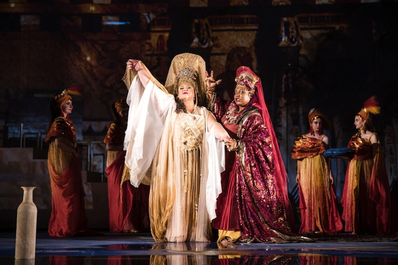 Zwei Rivalinnen: die beiden Königstöchter Aida und Amneris (Bild: Oper im Steinbruch/Tommi Schmid)