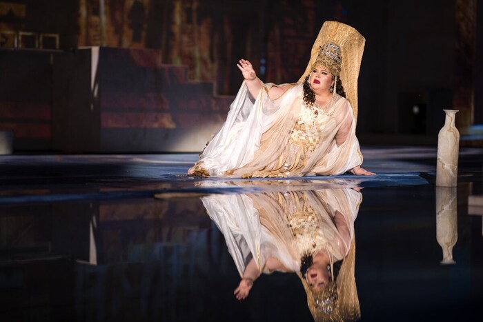 Aida (Leah Crocetto) verzweifelt in Sehnsucht