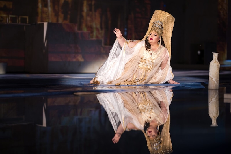 Aida (Leah Crocetto) verzweifelt in Sehnsucht (Bild: Oper im Steinbruch/Tommi Schmid)