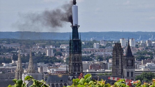 Thick clouds of smoke can be seen on the tower. (Bild: AFP/Patrick STREIFF)