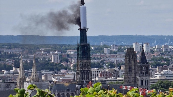A tűz a párizsi Notre-Dame gótikus székesegyház öt évvel ezelőtti tűzvészére emlékeztet.
