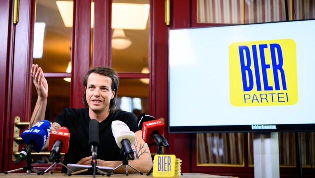 Predigt generell Bier, trank bei der Pressekonferenz Wasser: Bierparteichef Dominik Wlazny (Bild: APA/MAX SLOVENCIK)