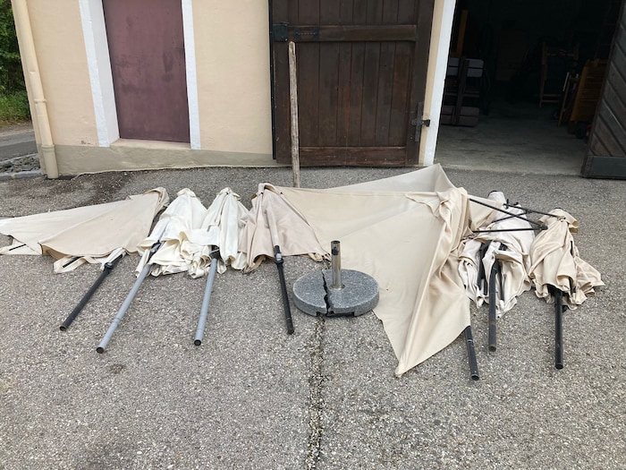 Sieben Sonnenschirme wurden aufgrund des Unwetters beschädigt