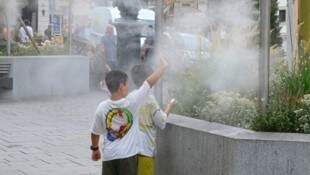 Wasserspiele kühlen die heiße Innenstadt.