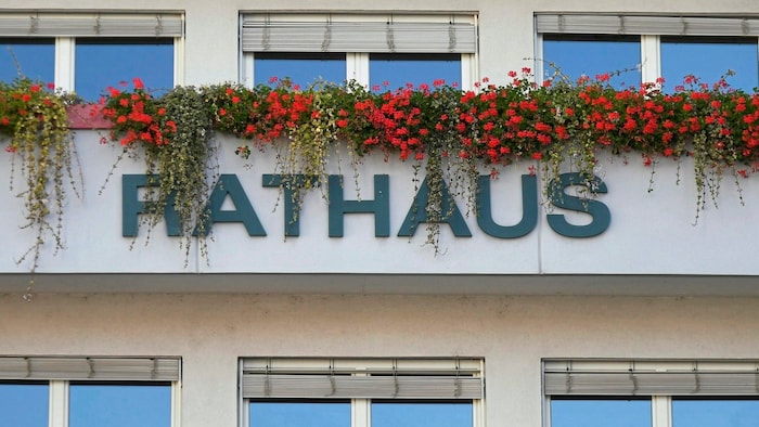 Von der Gemeinde bis hin zu Ministerien führte der Weg des Mannes. Doch stets bekam er eine ...