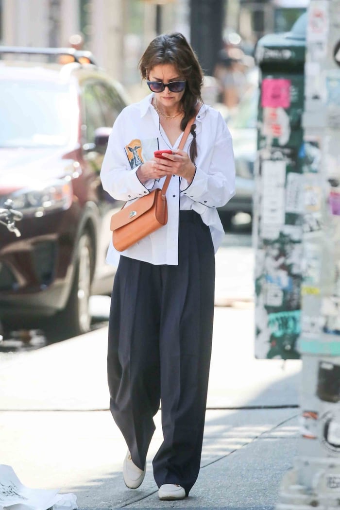 Katie Holmes hat Schuhe und Bluse aufeinander abgestimmt.
