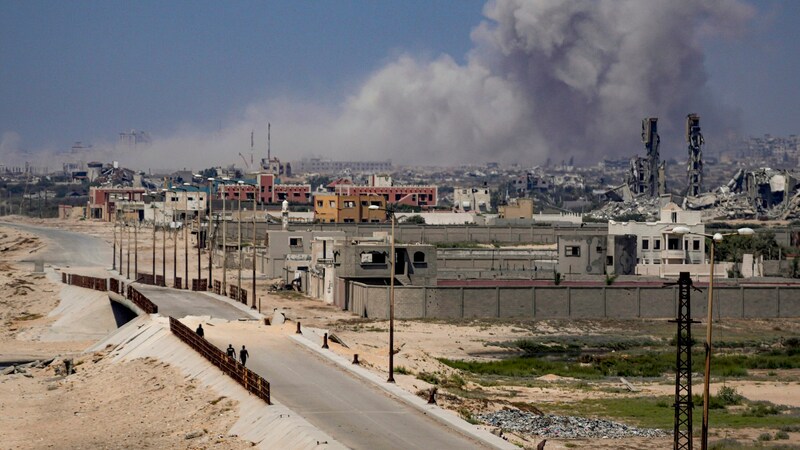 Rauch in Gaza-Stadt (Bild: AP/Abdel Kareem Hana)