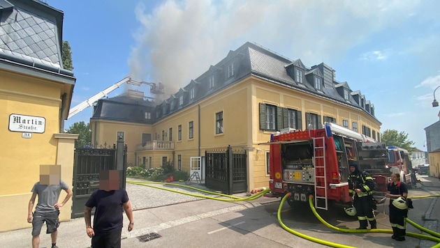 A fire broke out in the Martinschlössel in Klosterneuburg on Thursday afternoon. (Bild: AFKDO Klbg/Resperger, Krone KREATIV)