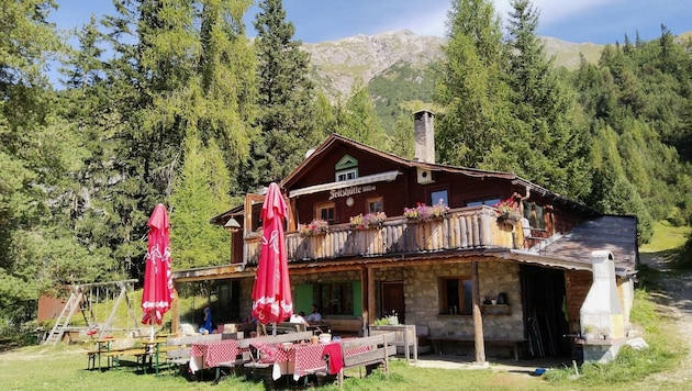 Die sonnig gelegene, in Privatbesitz befindliche Fritzhütte steht auf einer Wiese oberhalb des Stanzer Tals. (Bild: Peter Freiberger)