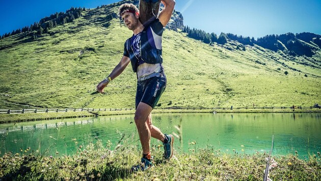 Crossing the lake with the tree trunk. (Bild: zVg)