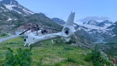 Der Hubschrauber vor dem DAV-Schutzhaus in den Tiroler Alpen. (Bild: zVg, Krone KREATIV)