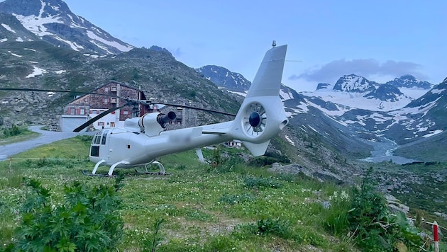 Der Hubschrauber vor dem DAV-Schutzhaus in den Tiroler Alpen. (Bild: zVg, Krone KREATIV)