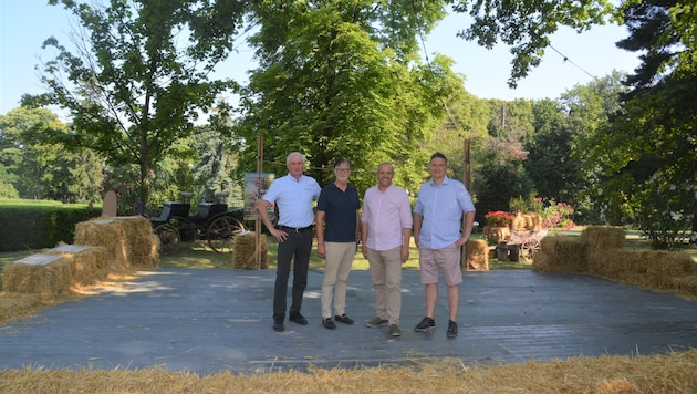 Christian Buchta, Alois Lingitz, Bürgermeister Hannes Hornek und Johannes  Frey freuen sich auf viele Gäste bei „I Pagliacci“. (Bild: Charlotte Titz)