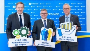 Christian Helmenstein, der Leiter Economica Institut für Wirtschaftsforschung, mit Landesrat Schleritzko und dem Hypo-NÖ-Vorstand Wolfgang Viehauser (v. li.) (Bild: HYPO NÖ/Bollwein)