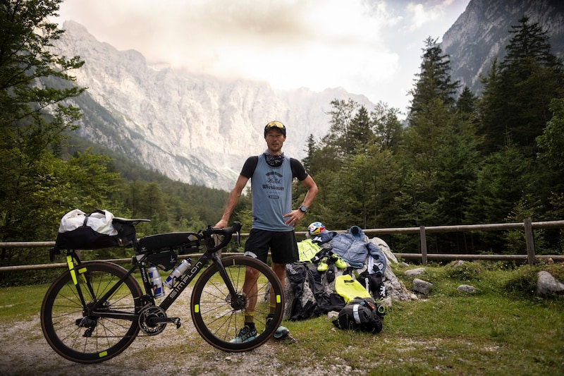 Michael Strasser war mit einem 6,5 Kilogramm schweren Fahrrad und 13,5 Kilogramm Gepäck unterwegs. (Bild: Markus Frühmann / Red Bull Content Pool)