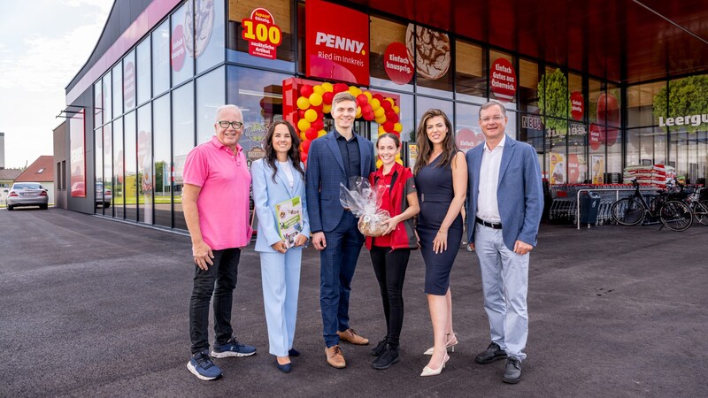 Verein Rieder Wirtschaft Michael Gärner, sales manager Eva Minichberger, district manager Raphael Kaltenecker, branch manager Lisa Hofinger, sales manager Sara Kotb, mayor Bernhard Zwielehner (from left to right). (Bild: Robert Harson)