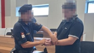 Der Angeklagte wurde in Handschellen aus der U-Haft zum Prozess vorgeführt.