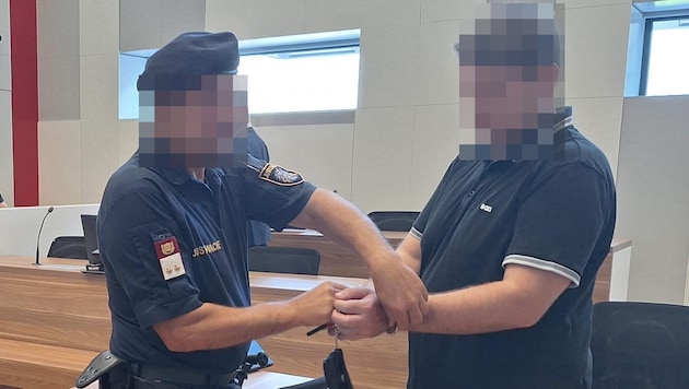 The accused was brought to the trial from custody in handcuffs. (Bild: HS, Krone KREATIV)