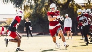 Bernhard Seikovits (am Ball) geht in sein viertes Jahr bei den Arizona Cardinals. (Bild: instagram.com/bernhard.seiko)