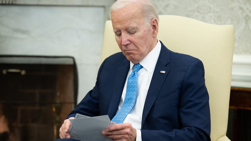 In der Debatte über den Gesundheitszustand von US-Präsident Joe Biden bröckelt der Rückhalt für den 81-Jährigen weiter. (Bild: AFP/SAUL LOEB)