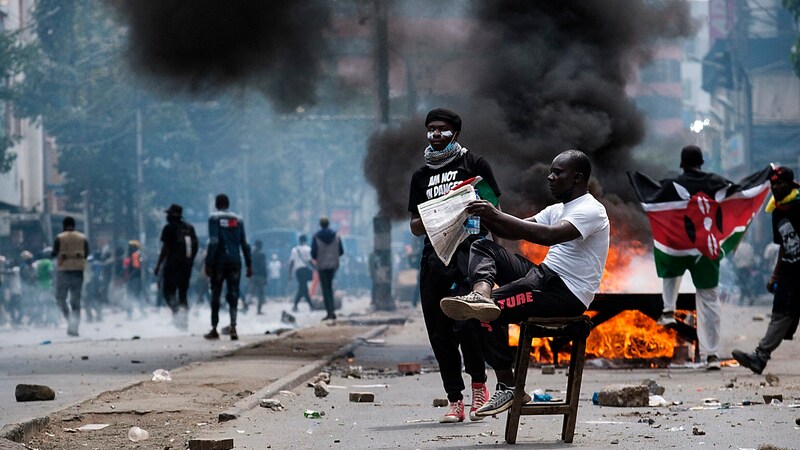 Demonstranten und brennende Barrikaden in Nairobi (Bild: APA/AFP/Kabir Dhanji)