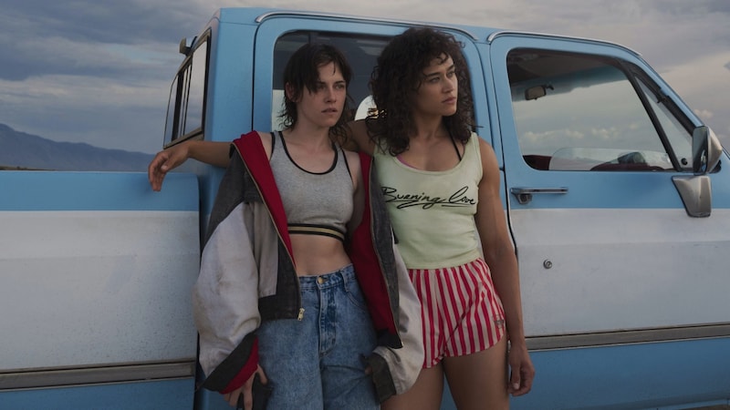 Wie Thelma & Louise: Lou (Kristen Stewart) und Jacky (Katy M. O’Brian) sind nicht gerade zimperlich, wenn es darum geht, Probleme zu lösen. (Bild: © Anna Kooris)