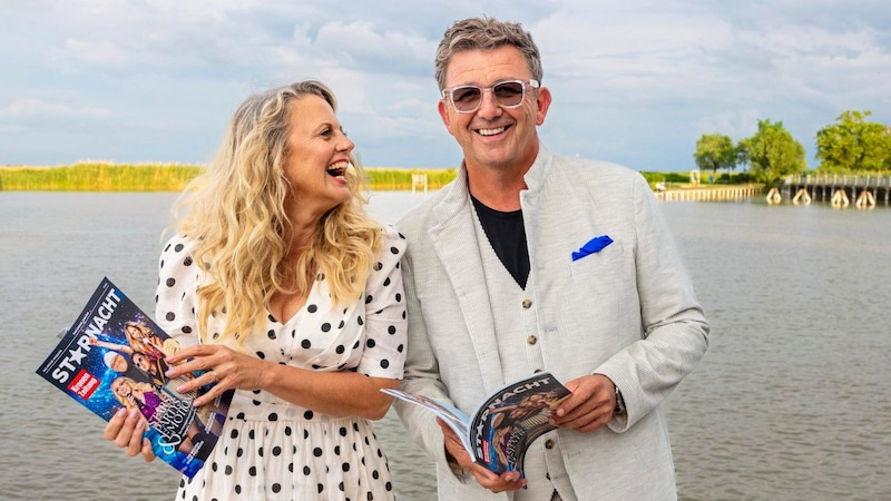 Presenter duo Barbara Schöneberger and Hans Sigl with the Starnacht anniversary magazine (Bild: Peter Krivograd)