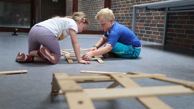 Knifflige Aufgabe: Die „Leonardo-Brücke“ hält bei der richtigen Zusammensetzung ohne Leim, Schrauben oder Nägel. (Bild: Birbaumer Johanna)