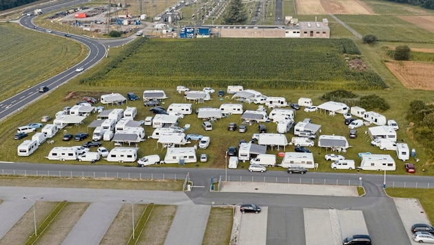 Die große Roma-Gruppe im Gewerbegebiet von Grambach (Bild: Juergen Fuchs)