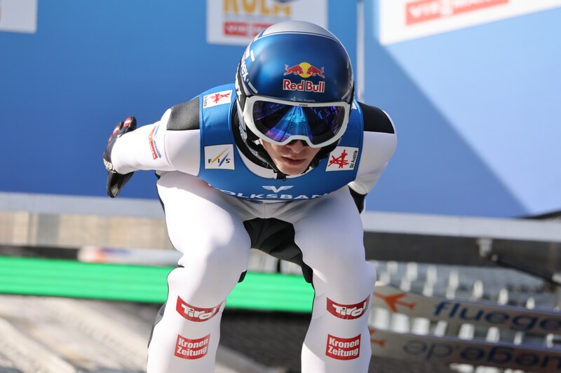 Due to the injury, Tschofenig is not able to get deep into the approach squat and is therefore currently unable to jump from the hill. (Bild: GEPA pictures)