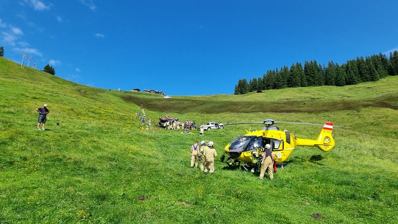 In addition to the emergency helicopter, around 25 helpers from the Ellmau fire department were deployed. (Bild: ZOOM Tirol)