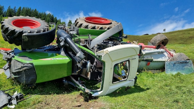 The driver was no longer able to bring the tractor and trailer, which weighed several tons, under control. (Bild: ZOOM Tirol)