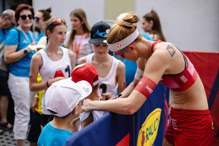 Vorallem die jungen Fans stehen bei den Klinger-Schwestern Schlange, um ein Autogramm zu ...