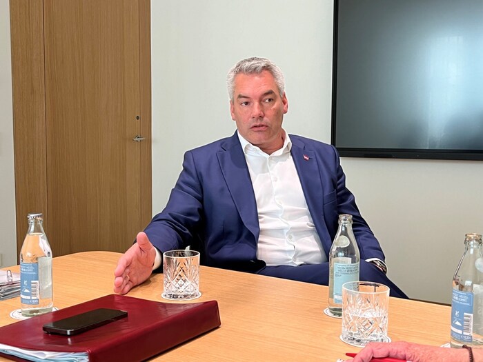 Bundeskanzler Nehammer führte mit den Ministern Karner und Tanner ein ernstes Gespräch zur Lage.