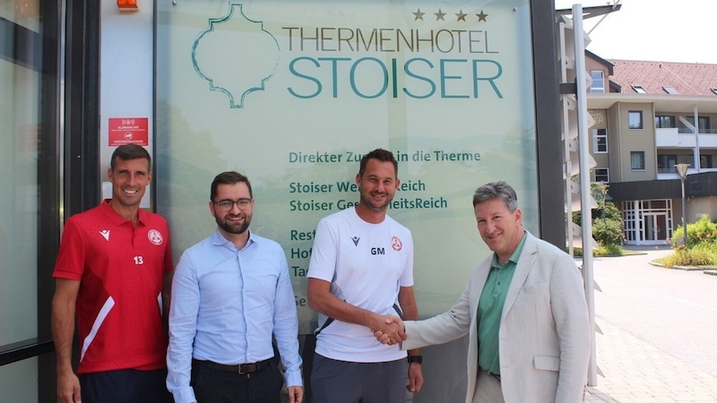 Seit vielen Jahren vertraut der GAK um Kapitän Marco Perchtold und Trainer Gernot Messner auf das Thermenhotel von Patrick (2. v. l.) und Gerald Stoiser (re.). (Bild: Michael Gratzer)