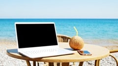 Im Urlaub muss man für die Firma nicht erreichbar sein – das ist vielen aber nicht klar. (Bild: stock.adobe.com/Evrymmnt - stock.adobe.com)