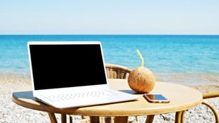 Im Urlaub muss man für die Firma nicht erreichbar sein – das ist vielen aber nicht klar. (Bild: stock.adobe.com/Evrymmnt - stock.adobe.com)