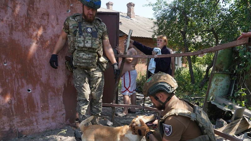 Polizei bei einem Einsatz in der ukrainischen Region Charkiw (Bild: AP/Andrii Marienko)