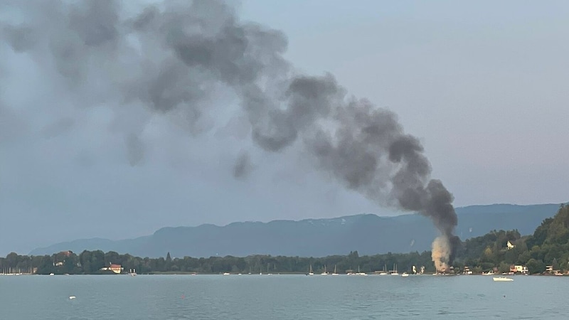 Black smoke over the otherwise idyllic Lake Wörthersee (Bild: Wolfgang Germ)