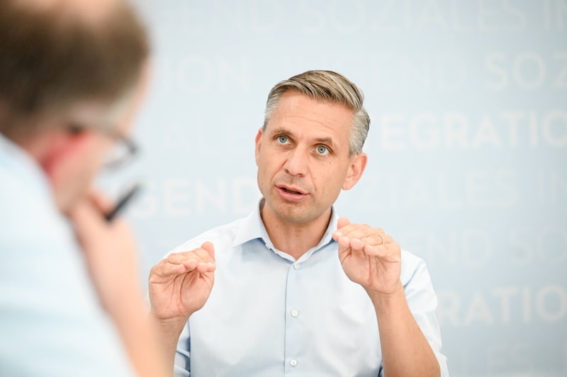 Umfragen sehen die ÖVP derzeit abgeschlagen hinter der FPÖ – woran Wolfgang Hattmannsdorfer aber nicht glaubt. Die ÖVP habe alle Chancen zum Sieg, sagt er im Gespräch mit „Krone“-Redakteur Robert Loy. (Bild: Wenzel Markus/Markus Wenzel)