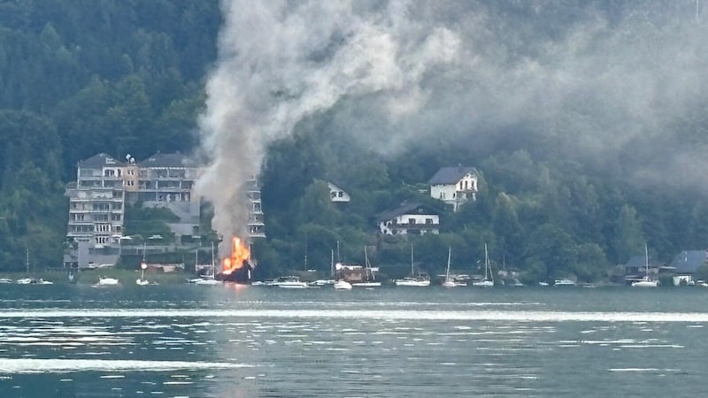 Wer den Sommerabend am Wörthersee ausklingen lassen wollte, dürfte die hohe Rauchsäule gesehen haben! (Bild: Krierer Wilfried)