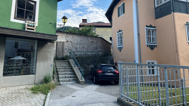 This forecourt, including the concrete steps from the 1970s, is to be redesigned. (Bild: Hilzensauer)