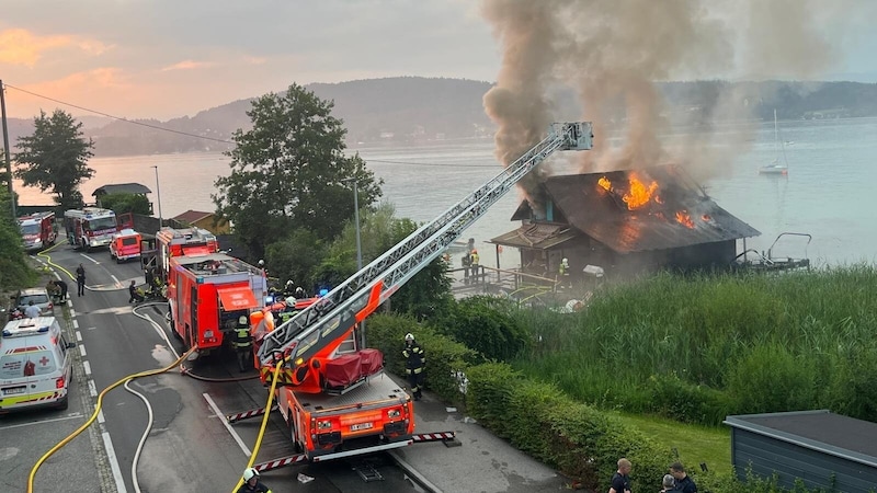 Eine Bootshütte hatte am Donnerstagabend Feuer gefangen – der Grund ist noch unbekannt. (Bild: Tommy Leitner)