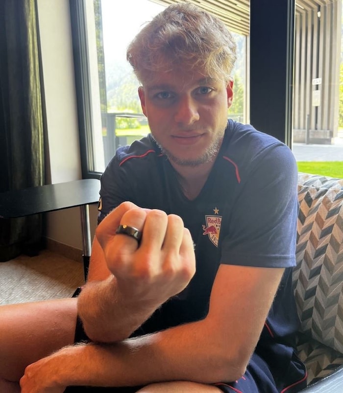 Dieser Ring zeichnet Daten auf und liefert Leo Morgalla ein tägliches EKG.