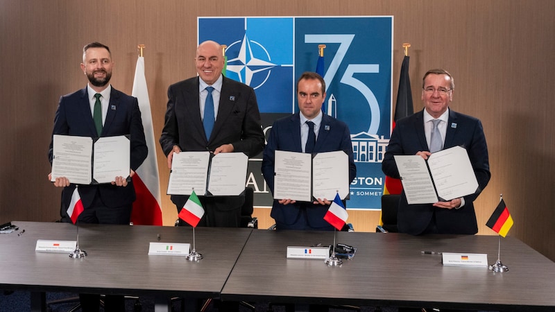 Polish Defense Minister Wladyslaw Kosiniak-Kamysz, Italian Defense Minister Guido Crosetto, French Defense Minister Sebastian Lecornu and German Defense Minister Boris Pistorius after the signing of ELSA (Bild: APA/AFP/ROBERTO SCHMIDT)