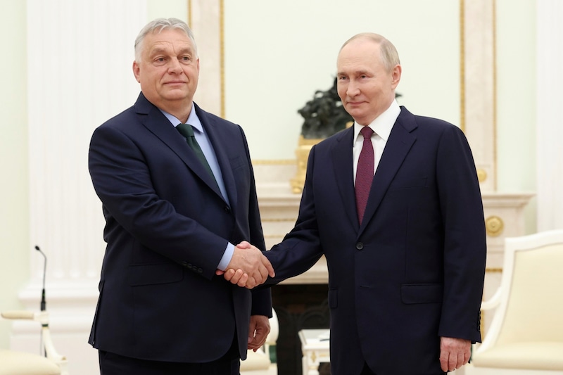 Orbán schüttelte Putin in Moskau die Hand. (Bild: AP ( via APA) Austria Presse Agentur/Valeriy Sharifulin)