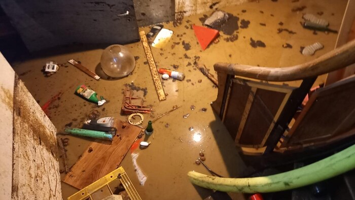 Keller stehen unter Wasser, müssen ausgepumpt werden